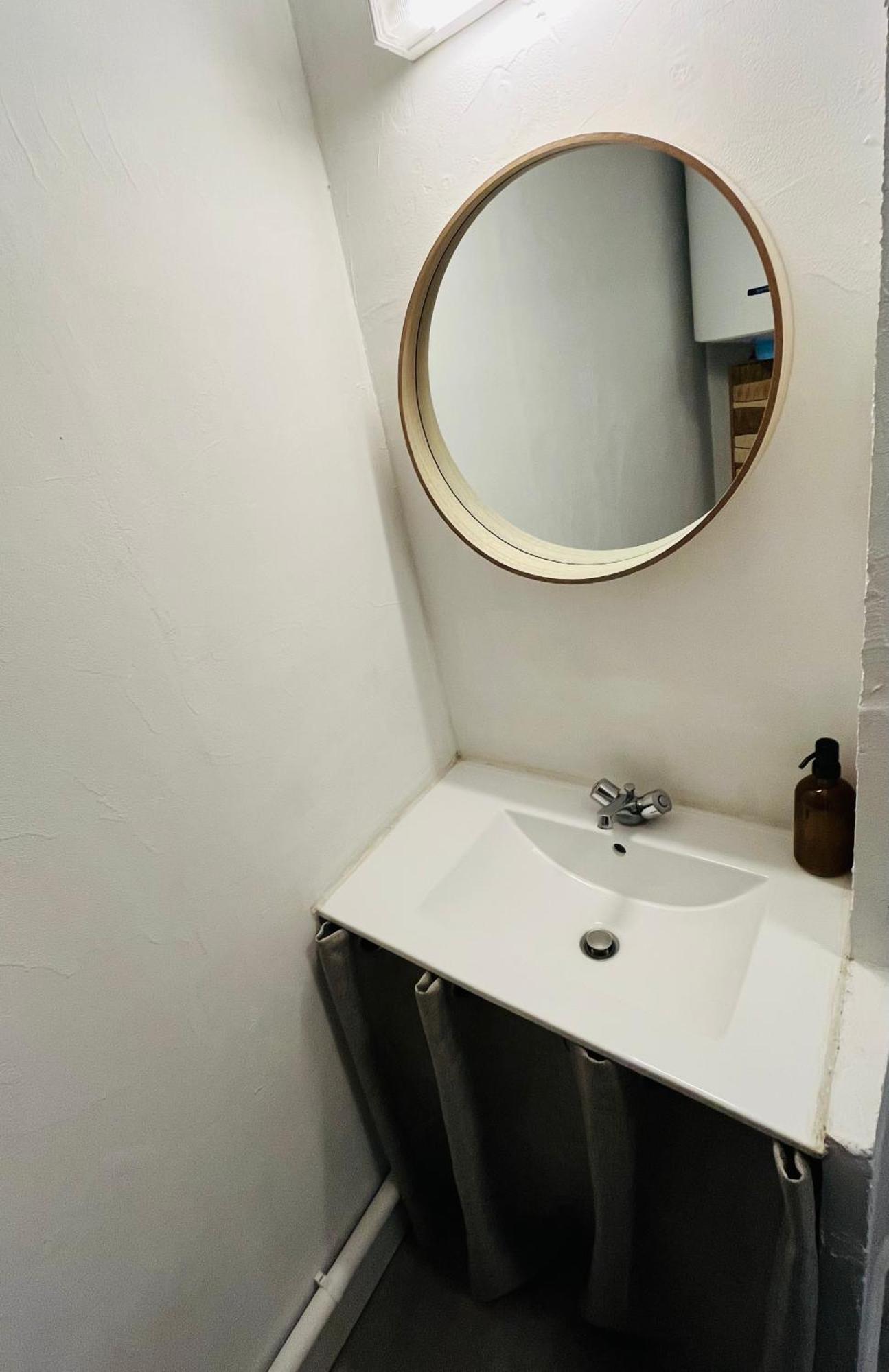 Apartment Les Glycines: Charming In Historic Building Near Center