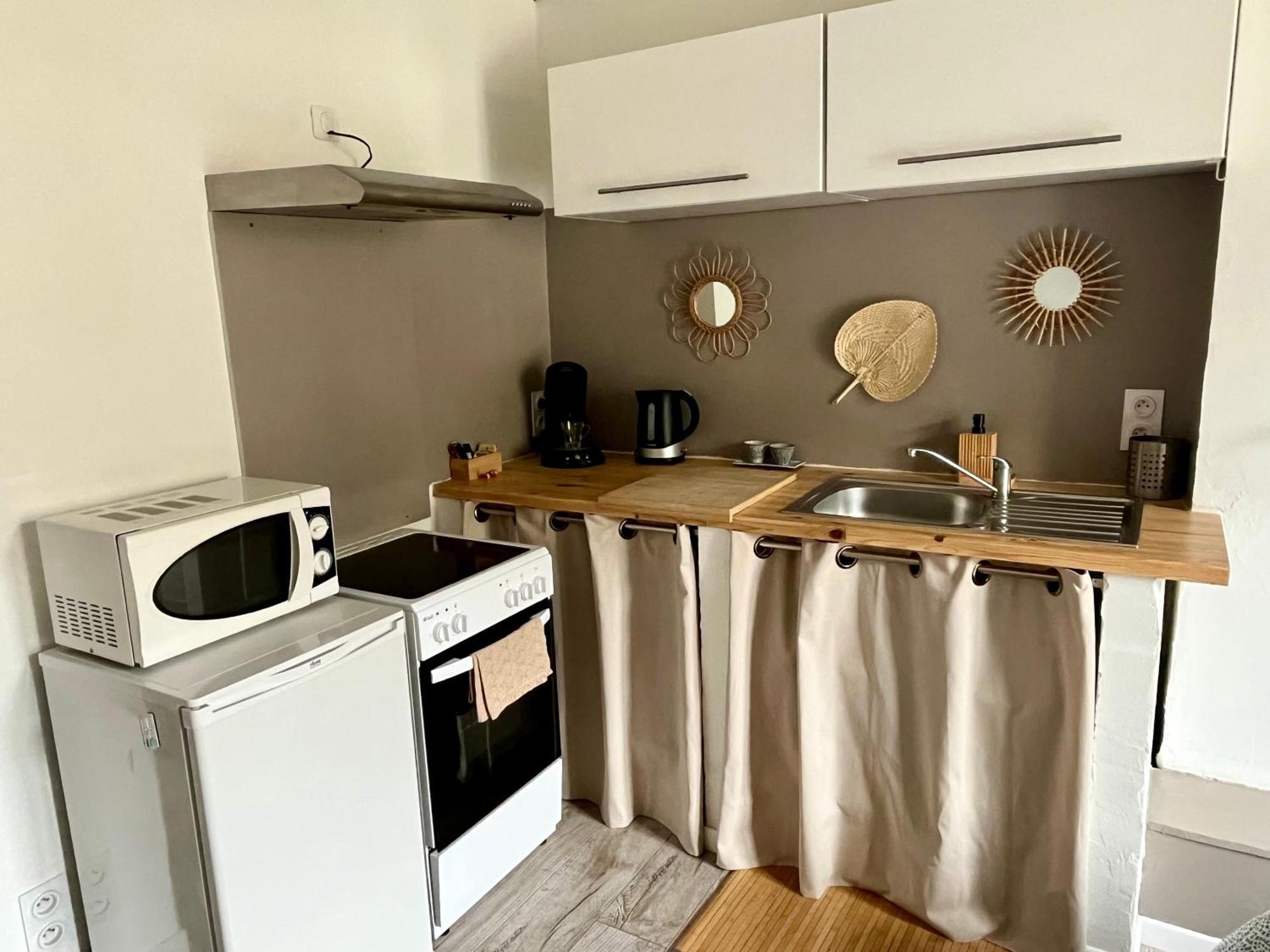 Les Glycines: Charming In Historic Building Near Center Apartment
