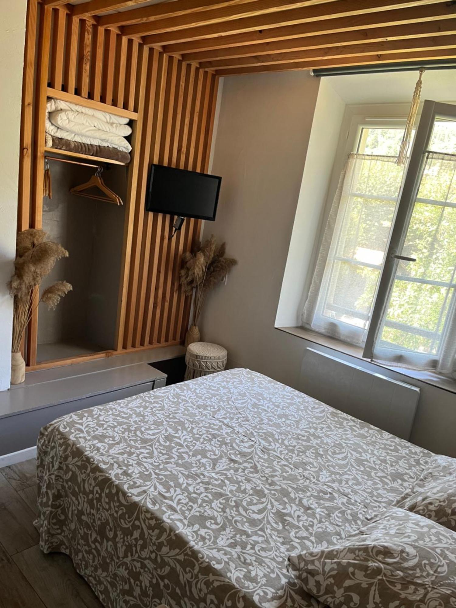 Les Glycines: Charming In Historic Building Near Center *
